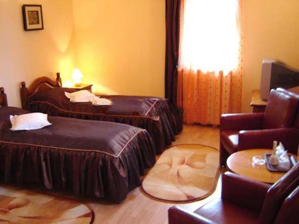 Hotel Cosmos Câmpulung Moldovenesc Стая снимка
