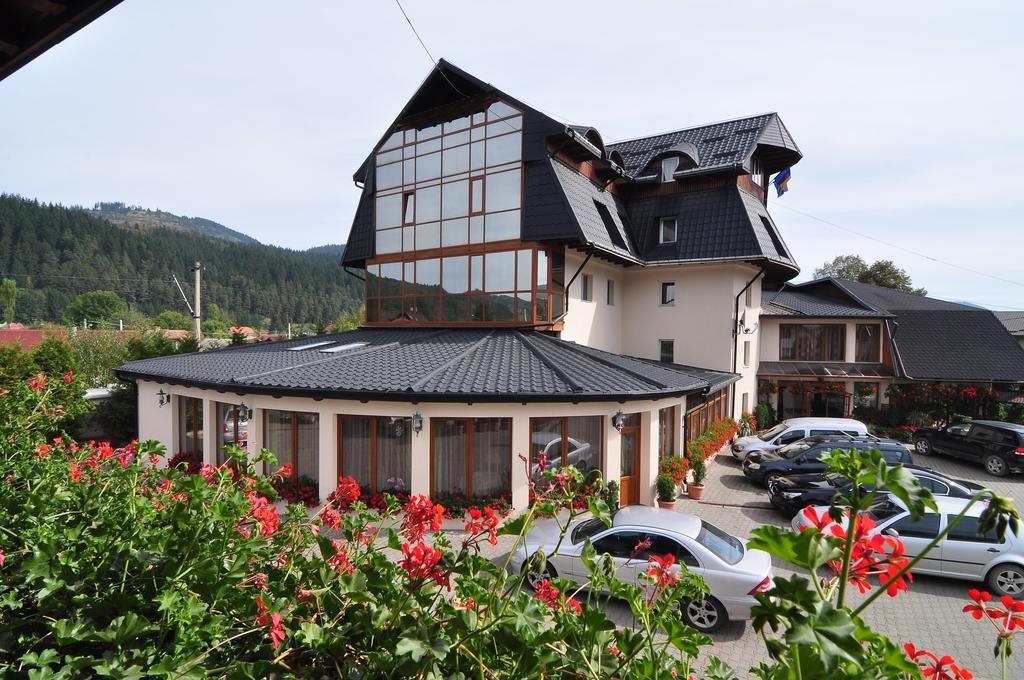 Hotel Cosmos Câmpulung Moldovenesc Екстериор снимка