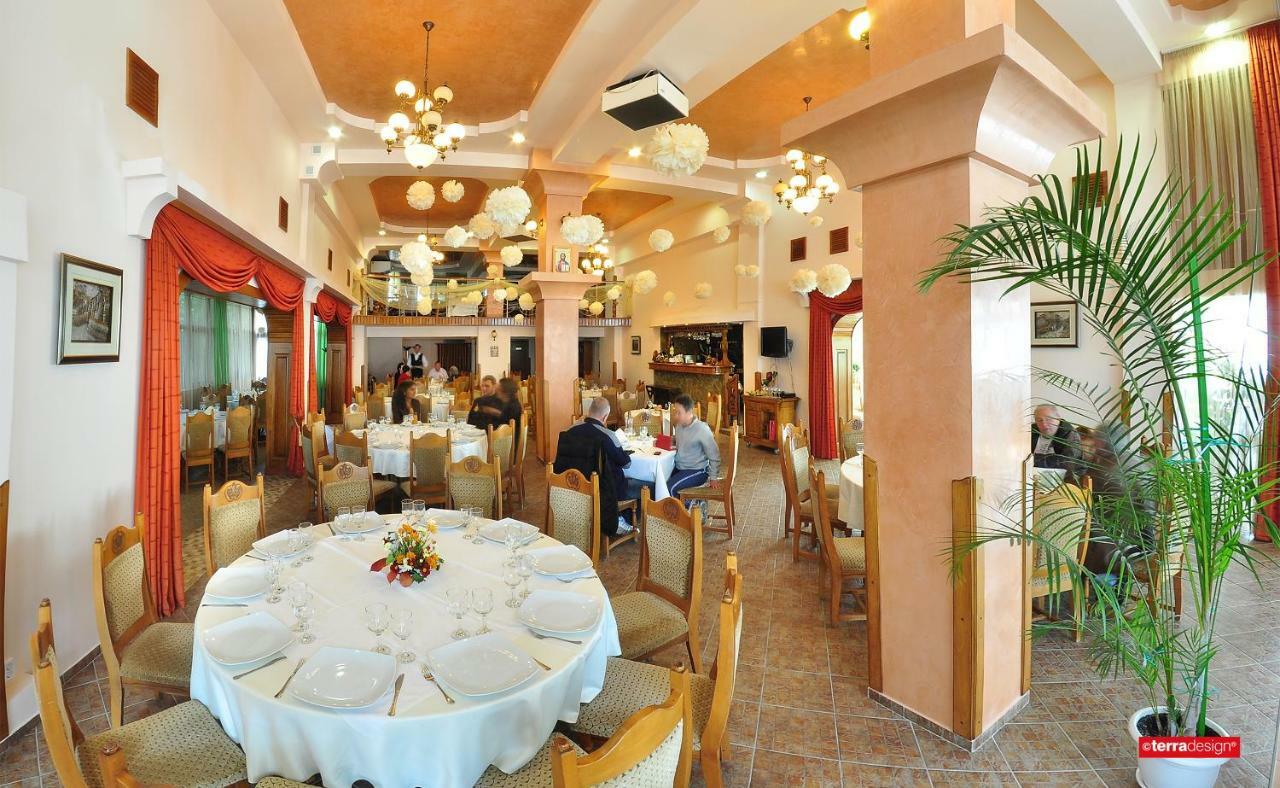 Hotel Cosmos Câmpulung Moldovenesc Екстериор снимка