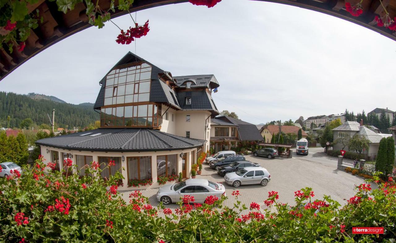 Hotel Cosmos Câmpulung Moldovenesc Екстериор снимка
