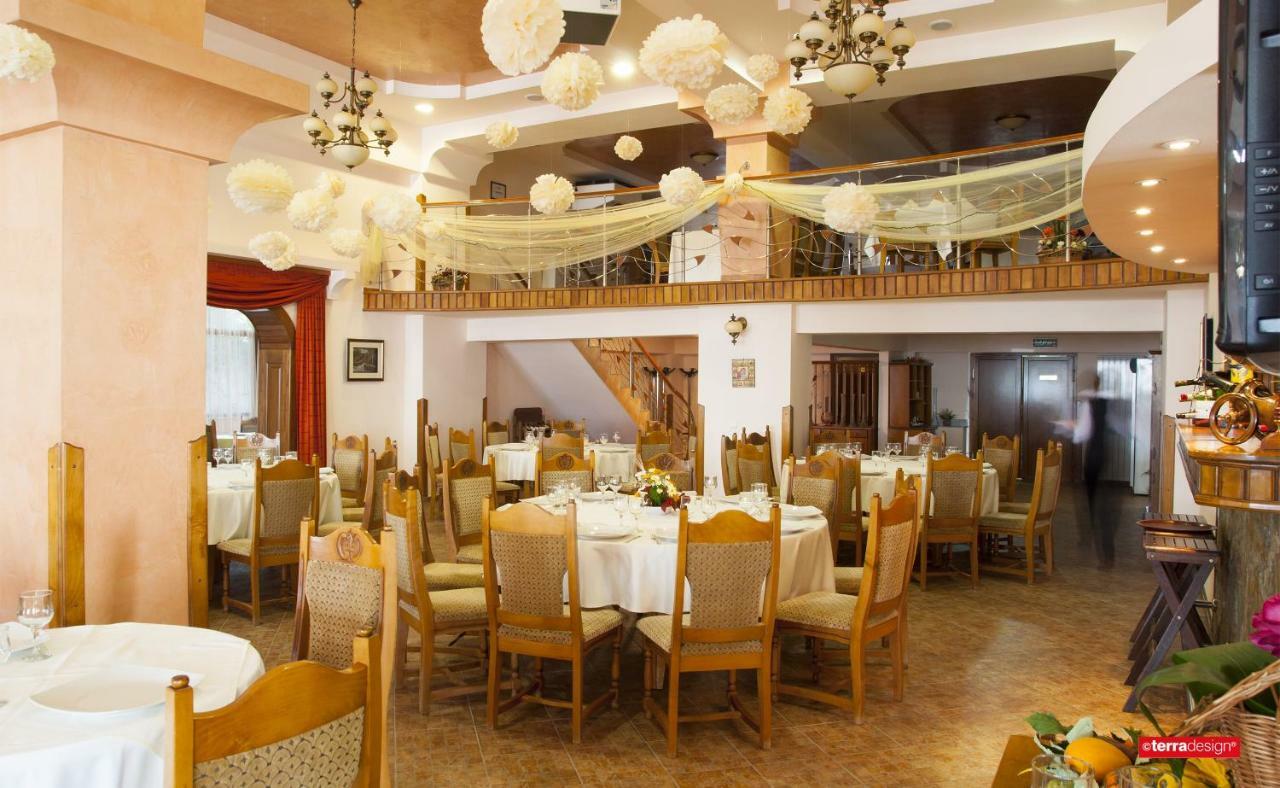 Hotel Cosmos Câmpulung Moldovenesc Екстериор снимка