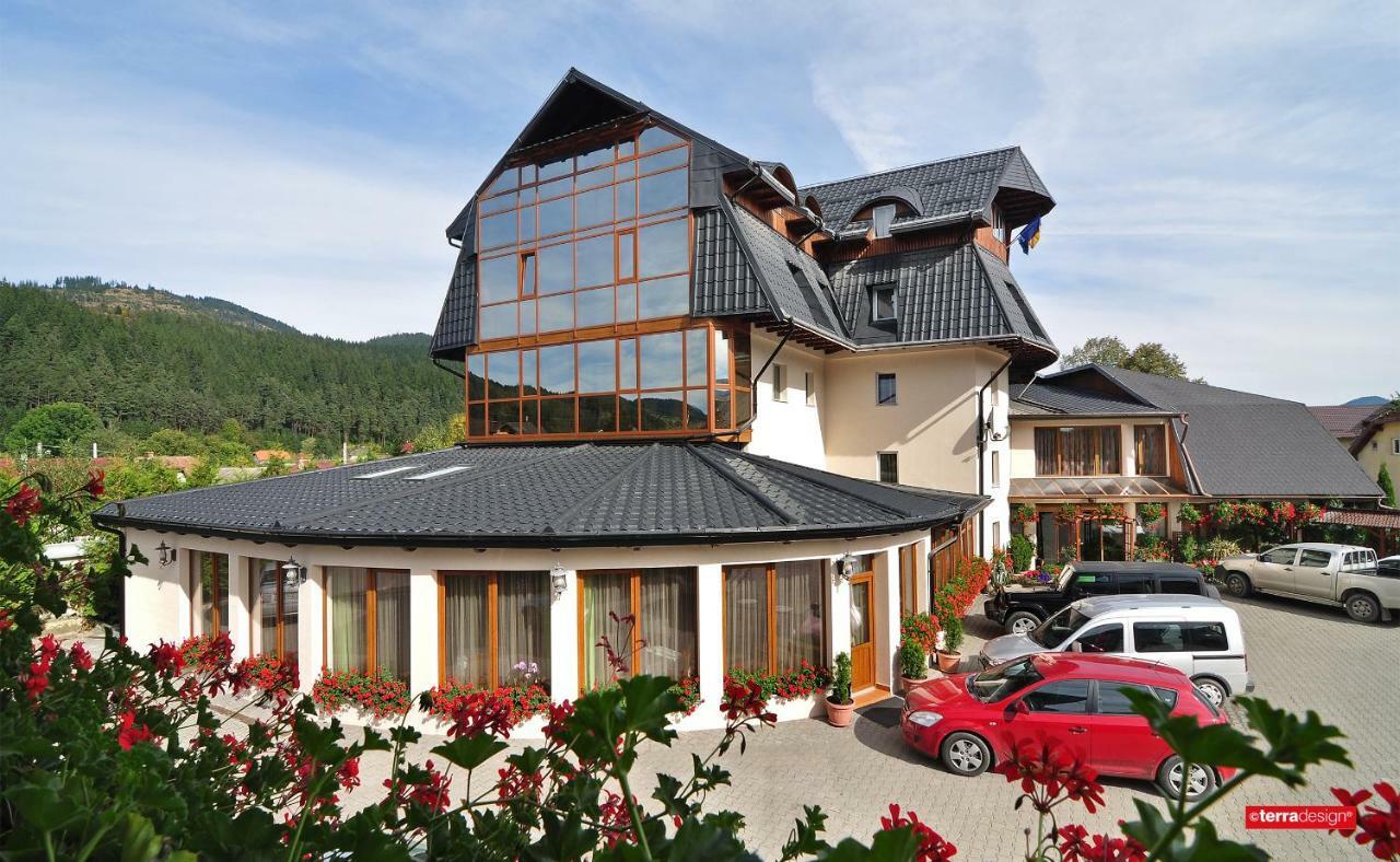 Hotel Cosmos Câmpulung Moldovenesc Екстериор снимка