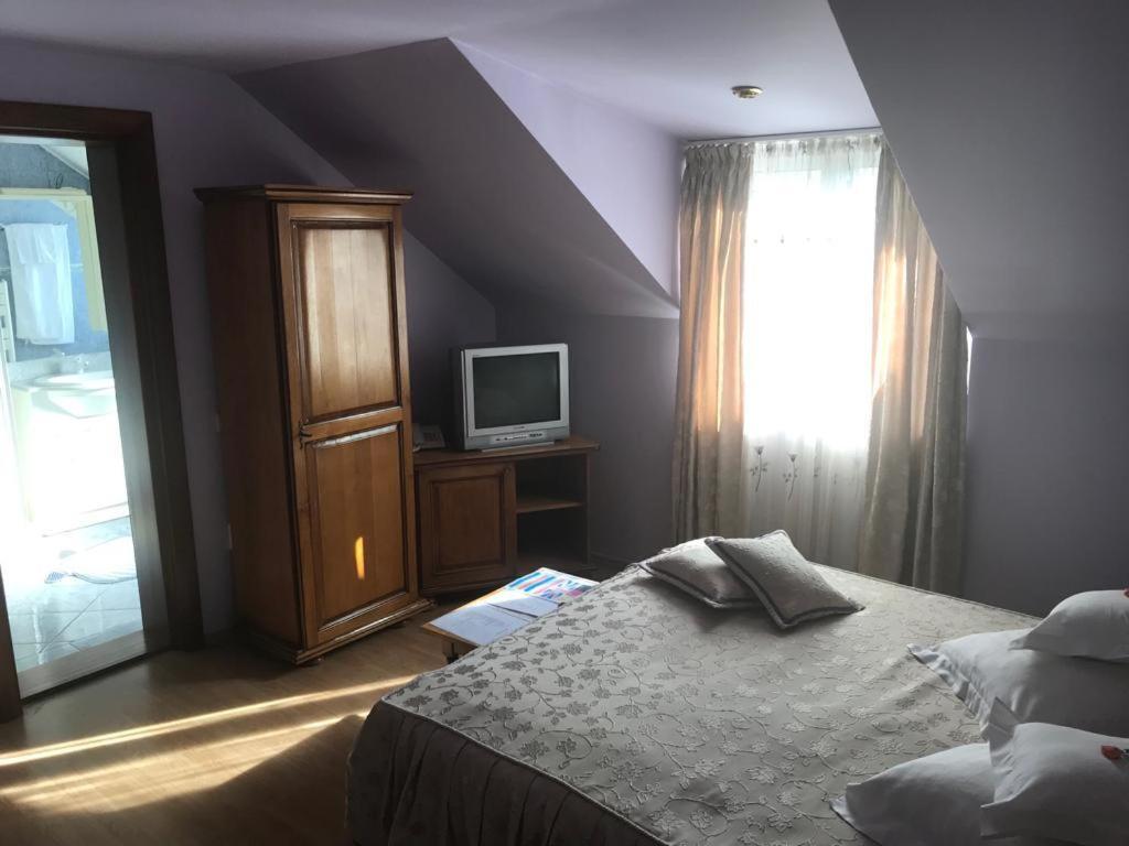 Hotel Cosmos Câmpulung Moldovenesc Екстериор снимка
